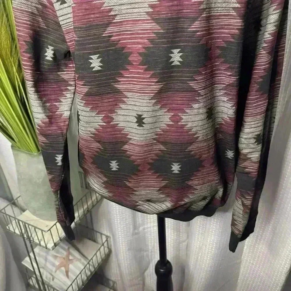 New QUILTED GIRAFFE Men’s Size Medium Hooded Sweater Burgendy Aztec Design NWT - Picture 6 of 10